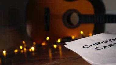 Noel ışıklarının önündeki akustik gitar seçici odak noktası olan 4k kule