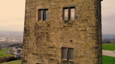 Huddersfield 'daki Castle Hill kulesi geniş insansız hava aracı yakınlaştırması seçici odak noktası