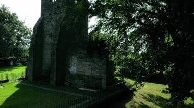 Ortaçağ kilise kulesi St Mary Mirfield İngiltere geniş 4k hava aracı seçici odaklı