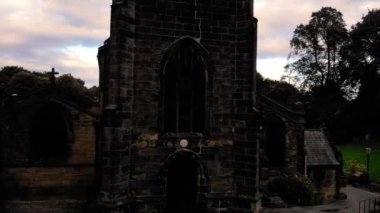 Yorkshire 'daki eski Gotik İngiliz Kilisesi insansız hava aracı zoom seçici odak noktası