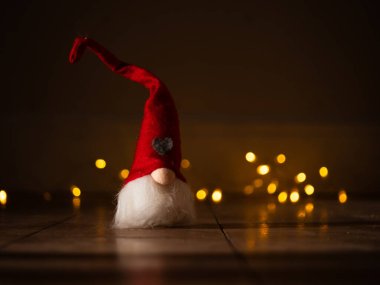 Parıldayan ışıkları olan Noel cücesi. Arka planı geniş açılı seçici odak noktası.