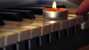 Teallight mumla piyano çalmak. Yakın çekim seçici odak noktası.