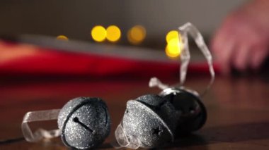 Arkaplanda hediyeler paketleyen parıldayan ışıklarla süslü Noel ziyafeti seçici odaklanma görüntüsü