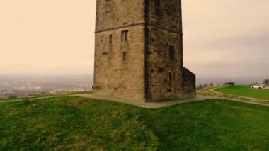 Huddersfield 'daki Castle Hill kulesi geniş insansız hava aracı 4k seçici odak noktası