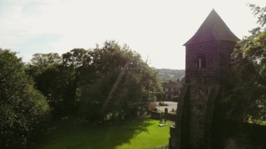 Ortaçağ kilise kulesi St Mary Mirfield İngiltere geniş 4k hava aracı seçici odaklı