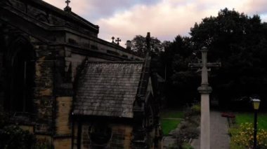 Yorkshire 'daki eski Gotik İngiliz Kilisesi insansız hava aracı zoom seçici odak noktası