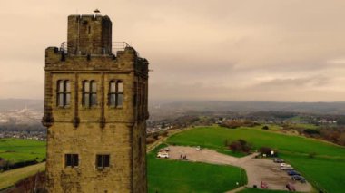 Huddersfield 'daki Castle Hill kulesi geniş insansız hava aracı 4k seçici odak noktası