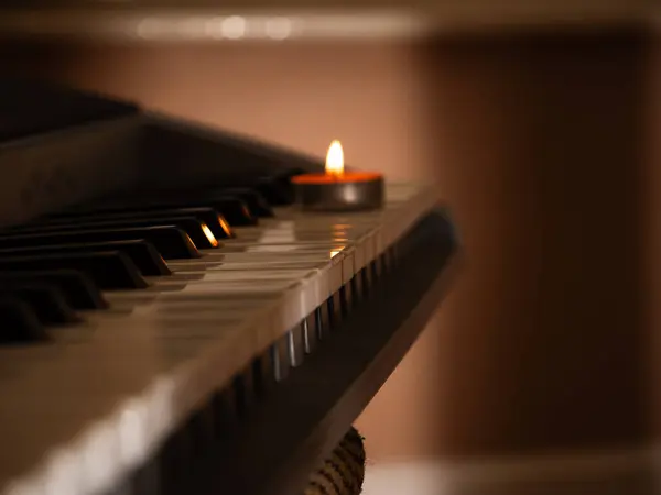 Piyano orgu enstrümanlı mumlar geniş açılı seçici odak noktası