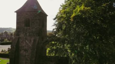 Ortaçağ kilise kulesi St Mary Mirfield İngiltere geniş 4k hava aracı seçici odaklı