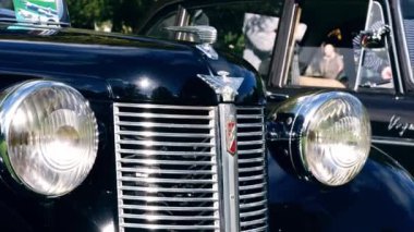 Klasik araba ızgarası 4K yakın çekim seçici odak noktası Ewsbury West Yorkshire İngiltere 4 Ekim 2022