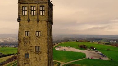 Huddersfield 'daki Castle Hill kulesi geniş çaplı insansız hava aracı 4k seçici odak noktası