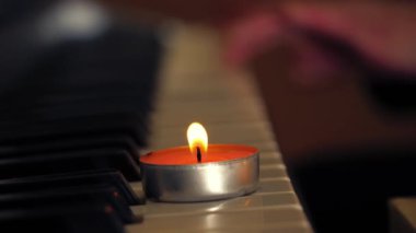 Tealight mumu ile piyano çalmak 4k 'lık seçici odak noktasını kapat
