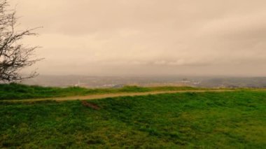 İngiltere 'deki Huddersfield kasabası geniş bir hava aracı zoom çekiminin seçici odak noktasını ortaya çıkardı