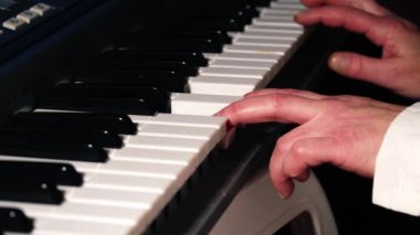 Piyano enstrümanı çalan müzisyen 4k seçici odak noktası