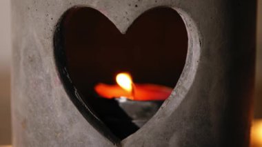 Kalp şeklinde romantik mum tutucu 4K 'lık seçici odak noktasını kapat