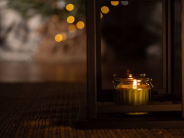 Fenerde mum ve Noel arkaplanı seçici odak noktası.