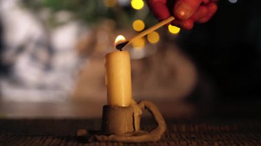 Mum tutacağındaki ışıklandırma Noel ışıkları bokeh orta zum görüntüsü seçici odaklanma