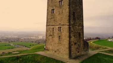 Huddersfield 'daki Castle Hill kulesi geniş çaplı insansız hava aracı 4k seçici odak noktası