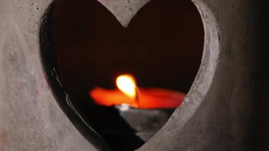 Kalp şeklinde romantik mum tutucu. Yakınlaştır. Seçici odak noktası.