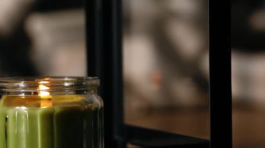 Fenerde mum yanıyor. Yakınlaştır, odakla.