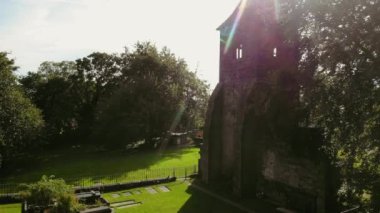 Ortaçağ kilise kulesi St Mary Mirfield İngiltere geniş 4k hava aracı seçici odaklı