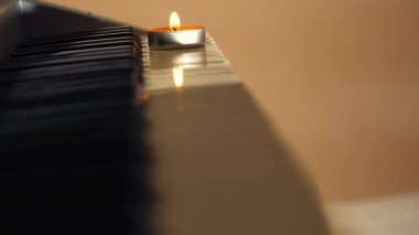 Piyano orgu müzik enstrümanlı mumlar. Orta boy seçici odak noktası.