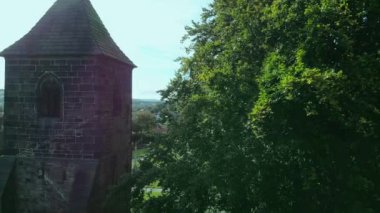 Ortaçağ kilise kulesi St Mary Mirfield İngiltere geniş zoom hava aracı seçici odak