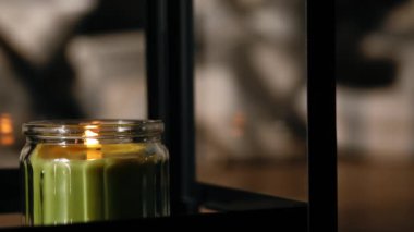 Fenerde mum yanıyor. 4k 'lık açıyla odaklan.