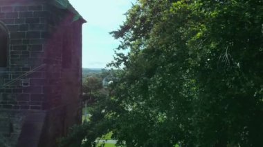 Ortaçağ kilise kulesi St Mary Mirfield İngiltere geniş zoom hava aracı seçici odak
