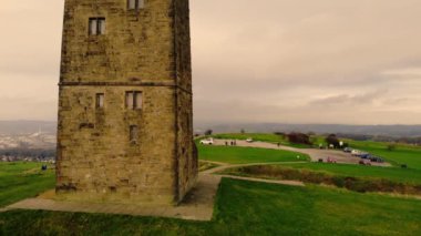 Huddersfield 'daki Castle Hill kulesi geniş çaplı insansız hava aracı 4k seçici odak noktası