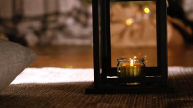 Yılbaşı arkaplanlı fenerde mum 4k seçici odak noktası