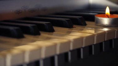 Piyano orgu müzik enstrümanlı mumlar 4k 'lık seçici odak noktasını kapatın