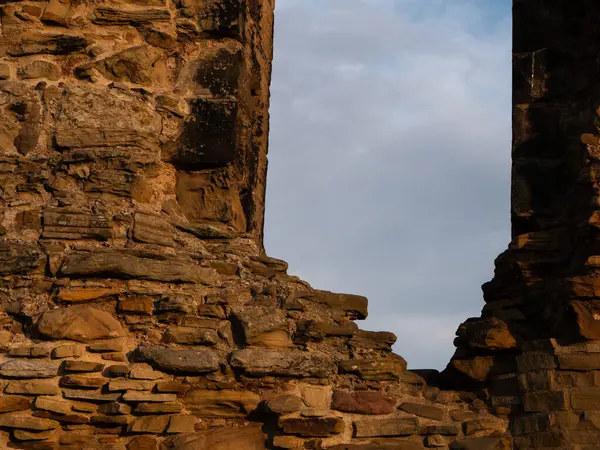 Yorkshire 'daki sandal kalesi harabeleri geniş arazi geniş seçici odak noktası