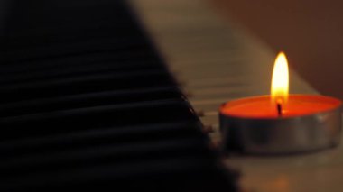 Piyano orgu müzik enstrümanlı mumlar zoom çekimlerini yakın çekim seçici odak noktası