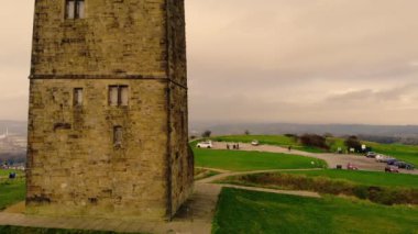 Huddersfield 'daki Castle Hill kulesi geniş çaplı insansız hava aracı yakınlaştırma görüntüsü seçici odak noktası