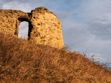 Yorkshire 'daki sandal kalesi harabeleri geniş arazi geniş seçici odak noktası