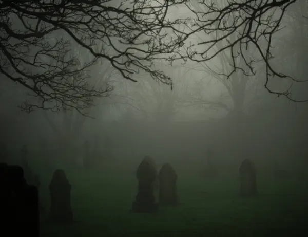 Eerie Graveard kalın sis ve sis geniş açı seçici odak
