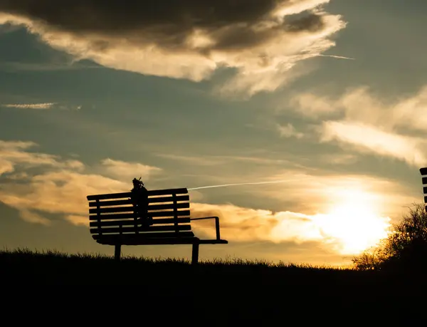 Gün batımına bakan benç geniş açı seçici odak