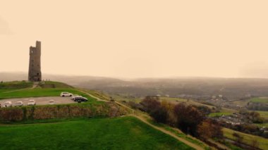 Huddersfield 'daki Castle Hill kulesi geniş insansız hava aracı 4k seçici odak noktası