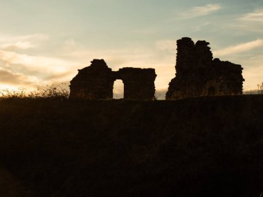 Gün batımında Yorkshire 'daki sandal kalesi siluetini harap etti. Geniş manzara geniş seçici odak noktası.