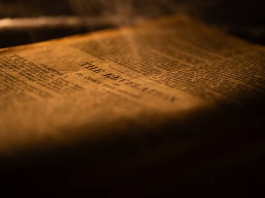 İncil 'deki vahiy kitabı dumanla yakın çekimde seçici odak noktası Dewsbury West Yorkshire 5 Ocak 2025