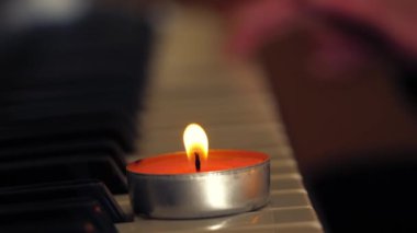 Piyano orgu müzik enstrümanlı mumlar zoom çekimlerini yakın çekim seçici odak noktası