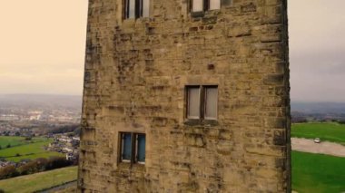 Huddersfield 'daki Castle Hill kulesi geniş çaplı insansız hava aracı 4k seçici odak noktası
