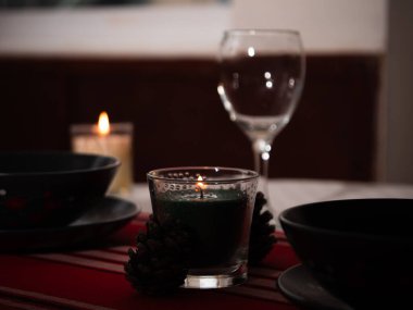 Çanak çömlekli iki kişilik yemek masası. Yakın çekim seçici odak noktası.