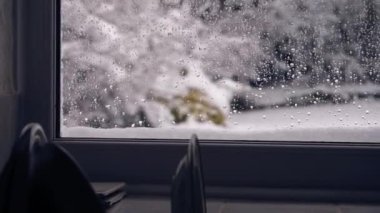 Mutfak penceresinden kar yağışının görüntüsü 4k seçici odak noktası