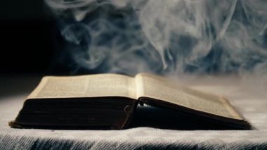 Eski kitap seçici odaklanma ile orta boy duman ile açıldı