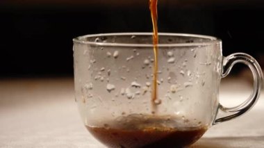 Bir fincan taze kahve. Yakın çekim. Seçici odaklanma.