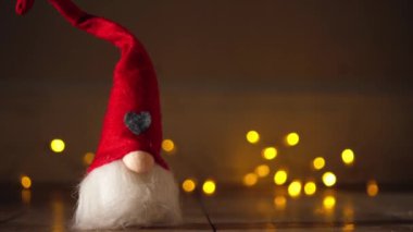 Parıldayan ışıkları olan Noel cücesi arka planda bokeh orta yakınlaştırma görüntüsü seçici odak noktası