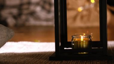 Noel arkaplanlı fenerde mum yakın çekim seçici odak noktası