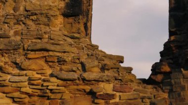 Yorkshire 'daki sandal şatosu harabeleri 4K eğimli seçici odak noktası